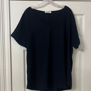 Zenana Outfitters navy short sleeved V-neck top size 1X. Like new condition